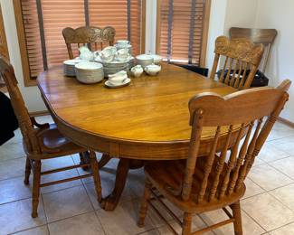 Dining Room Table with 2 leaves and 4 chairs