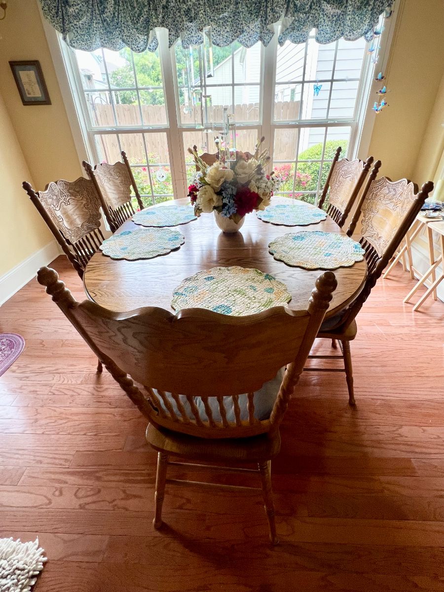 Dining table & 6 chairs