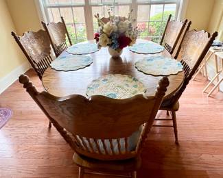Dining table & 6 chairs