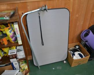 Folding dog grooming station