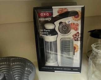 1718. Cookie Press Set