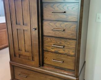 PRESALE OF KING BEDROOM SUITE IN EXCELLENT CONDITION LIKE NEW CONDITION. EACH PIECE SOLD SEPARATELY. BROYHILL SOLID WOOD KING BEDROOM STUNNING UNIQUE AMOIRE/GENTLEMAN'S DRESSER @ $225 SMALLER NIGHT STAND WITH ELECTRIC AND CHARGING STATION $75. PET SMOKE FREE HOME. CALL JENNIE 816-726-2696 TO SEE. (COMPARABLE FOR $1,644 PLUS 9.3% TAX AT NEBRASKA FURNITURE MART FOR ONLY BED, DRESSER, MIRROR AND NIGHT STAND) THEREFORE THIS IS A STEAL! (COMPARABLE FOR $1,644 PLUS 9.3% TAX AT NEBRASKA FURNITURE MART AKA NFM FOR ONLY BED, DRESSER, MIRROR AND NIGHT STAND) THEREFORE THIS IS A STEAL! CAN SEE AND PURCHASE NOW AND ARRANGE PICK UP AT LATER DATE.