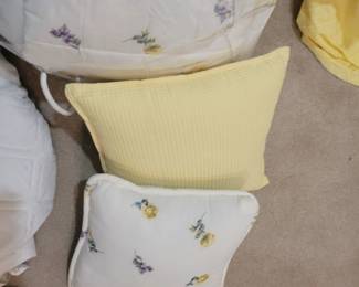 FULL COMFORTER AND MATCHING ACCENT PILLOWS