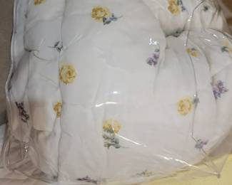 FULL COMFORTER AND MATCHING ACCENT PILLOWS