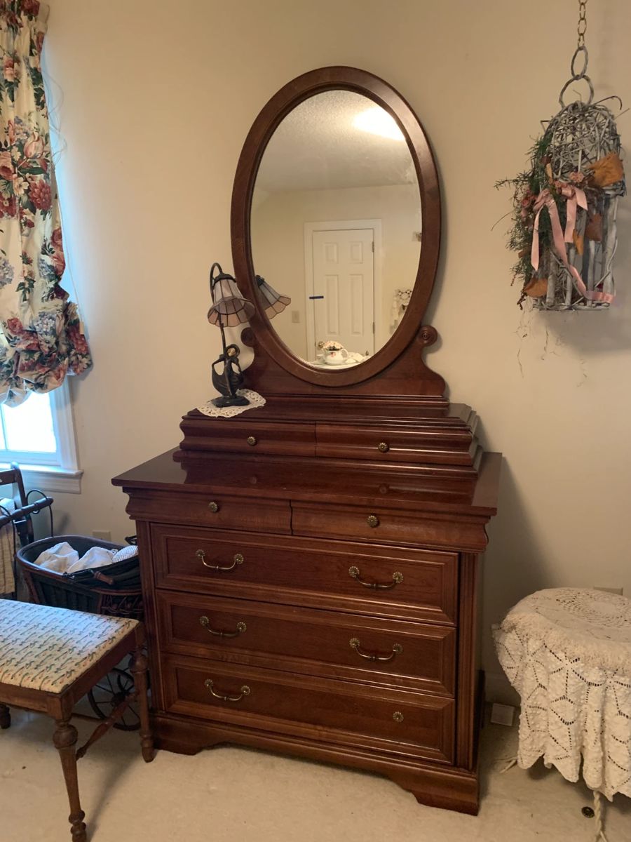 #4	broyhill  dresser with 7 drawers mirrow as is 1 handle 42x20x43 mirror 35x42	 $275.00 			
