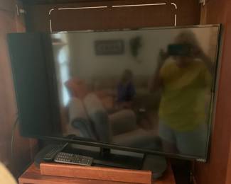 #68 Vizio TV w/remote - 39" Not flatscreen $20.00