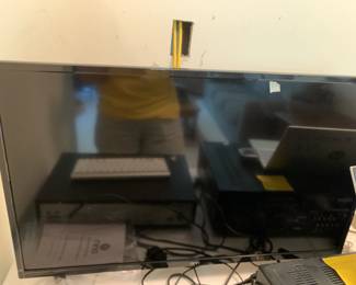 #158 Onn 32 inch tv $30.00