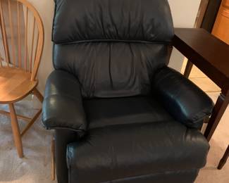 #76 Lazy Boy Navy Leather Manual Continuous Seat Recliner $200.00