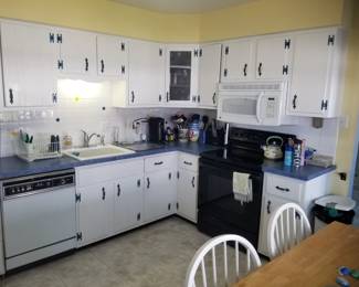 Plenty of upper & lower cabinets