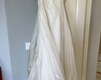 Gorgeous wedding dress - cap sleeves, train - small size