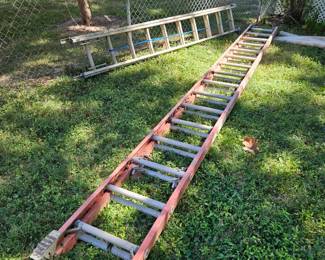 Fiberglass extension ladder