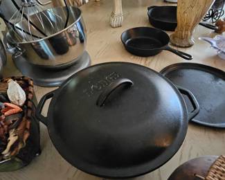 Lodge cast iron Dutch oven