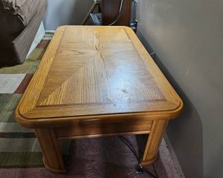 Lift top coffee table