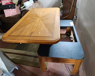 Lift top coffee table