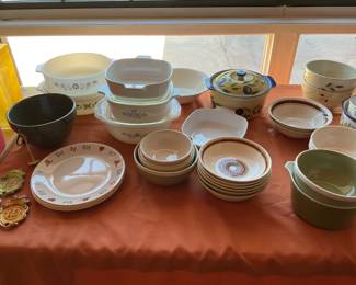 Pyrex Collection of dishware