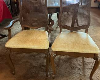Dining room table with 2 captain chairs & 6 regular chairs, includes 3 leaves, top of table (80x42), 30 inches tall, & chairs (16x41)