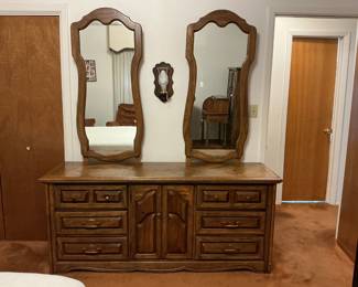 Antique wood dresser with 2 mirrors (70x77)