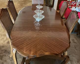 Dining room table with 2 captain chairs & 6 regular chairs, includes 3 leaves, top of table (80x42), 30 inches tall, & chairs (16x41)