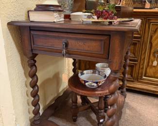 Hekman barley twist side table  with drawer