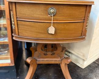 Pretty end table with 2 drawers