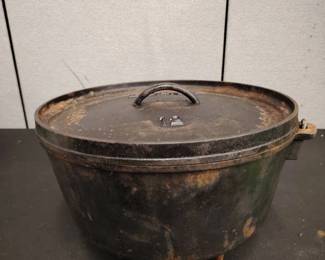 Lodge Cast Iron Dutch Oven