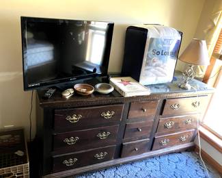 Pine Dresser Flat Screen TV King Size Comforter