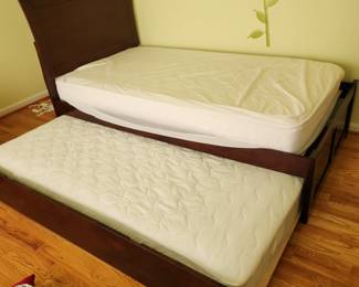 Trundle bed With  both mattresses ( the 1 looks brand new)