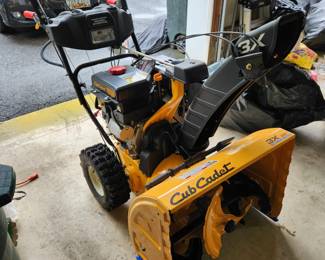 Cub Cadet snowblower, MINT condition, electric start