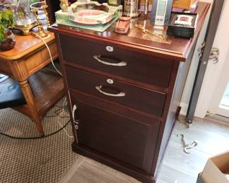 Prestige Santiano end table cigar humidor, holds 700 cigars