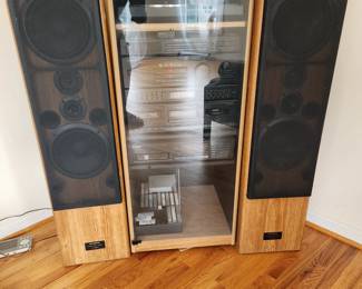 Pioneer stereo equipment: PL-203AZ turntable, RX-731 receiver components, PD-M430 CD, CS-J821T floor speakers (LOUD)