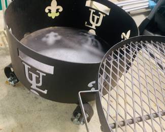 fire pit has a swing out grate and has never been used