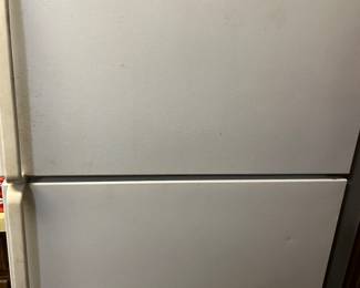 Whirlpool refrigerator freezer with ice maker