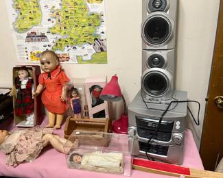Stereo and old dolls