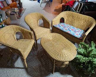 Very Nice Wicker Set. Excellent Condition.