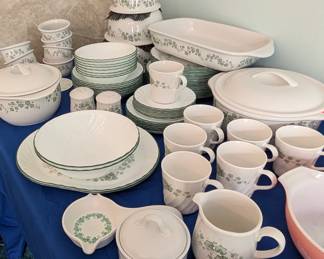 Set of Corelle Dishes. Callaway Ivy Pattern.
Corelle Stoneware coordinating casseroles, baking dish, creamer/sugar, 3 mixing bowls
