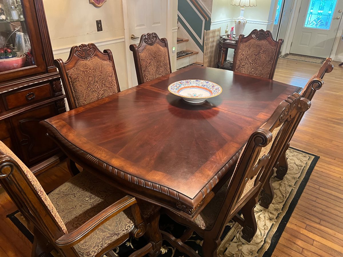 Beautiful table with 2 additional leaf and 6 heavy, sturdy chairs. Perfect condition and a must see in person table.