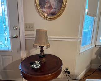 Nice round side table lots of lamps and home decor.