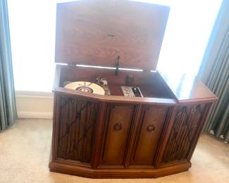 Zenith AM/FM Stereo and Turntable in perfect working condition 