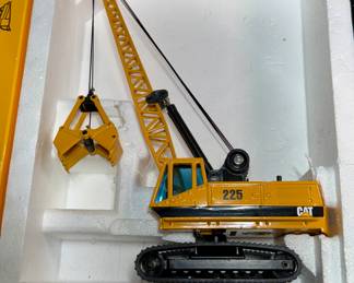 cat 225 die cast digging crane with caterpillar graphics 