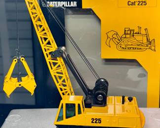 cat 225 die cast digging crane with caterpillar graphics 