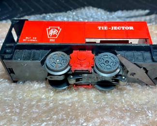 postwar lionel tie jecter car with original hand, painted driver