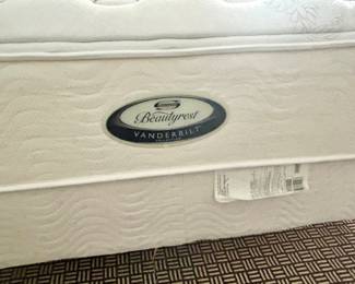 Beautyrest Classic Hawthorne, Plush Queen size Mattress Set Vanderbilt Collection $395
(2) available
