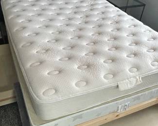 Beautyrest Classic Hawthorne, Plush Queen size Mattress Set Vanderbilt Collection $395
(2) available