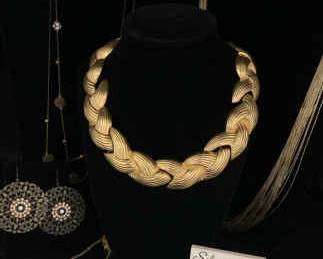 CT376Gold Tone Costume Jewelry
