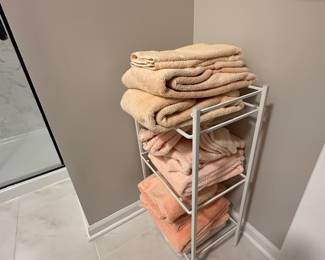 Bathroom Towels & Storage Rack
Set of soft pastel bath towels neatly stored on a white 3-tier metal rack. Includes multiple matching bath towels and hand towels in peach and beige tones. Great for home, guest bathroom, or Airbnb setup.