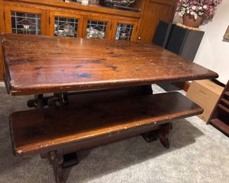 Very sturdy pine picnic style bench table
W/2 bench’s
Should seat up to 6 comfortably