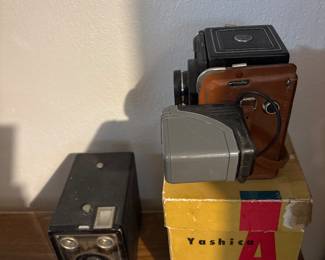 Antique Brownie Junior Camera Six-16
Antique Yashica Camera and accessories in original box Model A