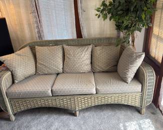 Couch
Part of 7 pc Vintage wicker sunroom set
75x32x35