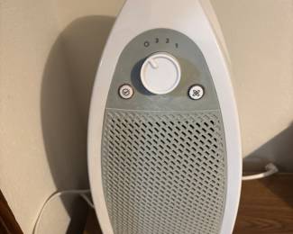 Holmes’s Hrpa mini air purifier
W/replacement filters