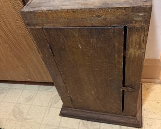 Antique wood cabinet
15 x 10 x 26
